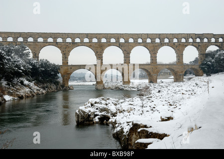 Pont du Gard acquedotto sotto la neve, Remoulins, vicino a Nimes, Francia Foto Stock