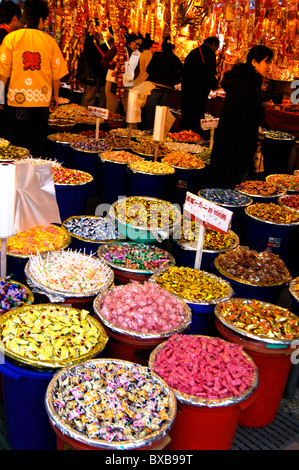 Caramelle a un mercato in stallo, Dihua Street, Taipei, Taiwan Foto Stock