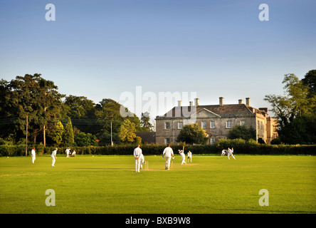 Serata in un villaggio di partita di cricket a North Nibley cricket ground GLOUCESTERSHIRE REGNO UNITO Foto Stock