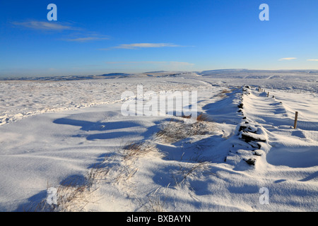 Neve profonda su del The Pennine Way vicino Buckstones sul Yorkshire Lancashire border, Inghilterra, Regno Unito. Foto Stock