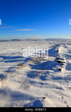 Neve profonda su del The Pennine Way vicino Buckstones sul Yorkshire Lancashire border, Inghilterra, Regno Unito. Foto Stock