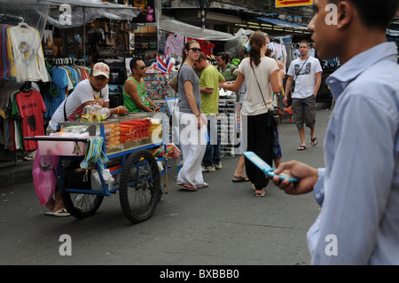 Persone in Khaosan Road di Bangkok Foto Stock