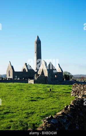 Kilmacduagh Monastero e torre rotonda, Burren, nella contea di Galway, Connaught, Irlanda. Foto Stock