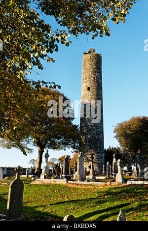 La torre rotonda a Monasterboice, nella contea di Louth, Leinster, Irlanda. Foto Stock