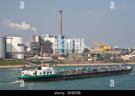 BASF INDUSTRIA CHIMICA, Barge, RHEIN RIVER, LUDWIGSHAFEN AM RHEIN, RENANIA-PALATINATO, Germania Foto Stock