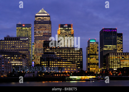 Canary Wharf grattacieli e pier al crepuscolo, Londra, Inghilterra, Regno Unito Foto Stock