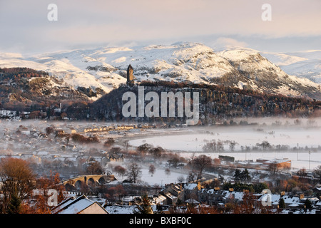 Vista la Wallace Monument e Stirling Bridge (Auld Brig) con l'Ochils come sfondo, città di Stirling, Scozia, Regno Unito. Foto Stock