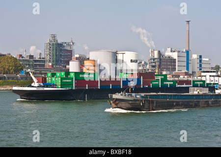 BASF INDUSTRIA CHIMICA, Barge, RHEIN RIVER, LUDWIGSHAFEN AM RHEIN, RENANIA-PALATINATO, Germania Foto Stock