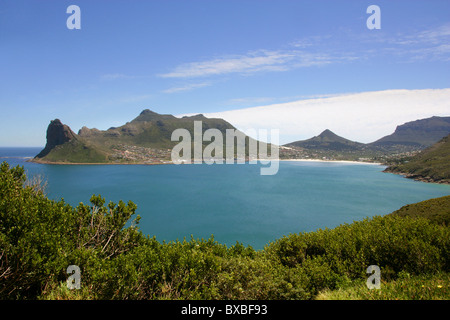 Vista su Hout Bay verso la sentinella e poco Lions Head, vicino a Città del Capo, Provincia del Capo Occidentale, Sud Africa. Foto Stock