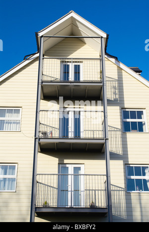Balconi su moderni appartamenti Foto Stock