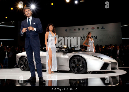 Stephan Winkelmann, presidente della gestione boardof di Lamborghini, Volkswagen AG, introducendo la Lamborghini Reventon Foto Stock