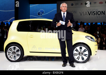 Ulrich Hackenberg, presidente del consiglio di amministrazione di sviluppo, Volkswagen AG, presentando lo studio della VW auto elettrica e-up, durante Foto Stock