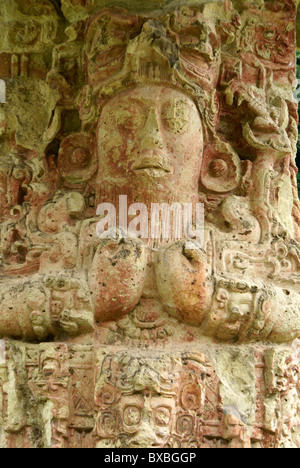 Ritratto di Copan righello 18 Coniglio su Stela C presso le rovine maya di Copan, Honduras. Copan è un sito Patrimonio Mondiale dell'UNESCO. Foto Stock