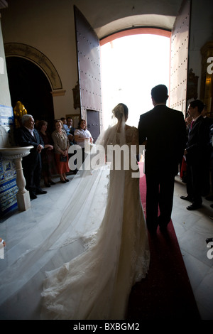 Una coppia di novelli sposi lasciando una chiesa, Granada, Spagna Foto Stock