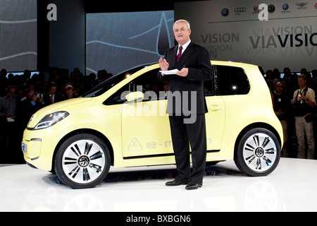 Martin Winterkorn, CEO della Volkswagen AG company, presentando lo studio della VW auto elettrica e-up, durante il gruppo di notte Foto Stock