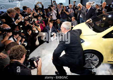 Martin Winterkorn, CEO della Volkswagen AG company, presentando lo studio della VW auto elettrica e-up, durante il gruppo di notte Foto Stock