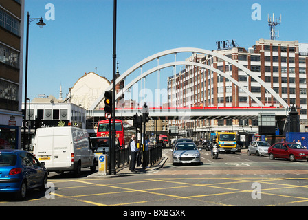 East London treno linea ponte passando oltre Shoreditch High Street London REGNO UNITO Foto Stock