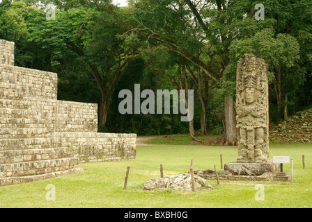Stela un altare e presso le rovine maya di Copan, Honduras. Copan è un sito Patrimonio Mondiale dell'UNESCO. Foto Stock