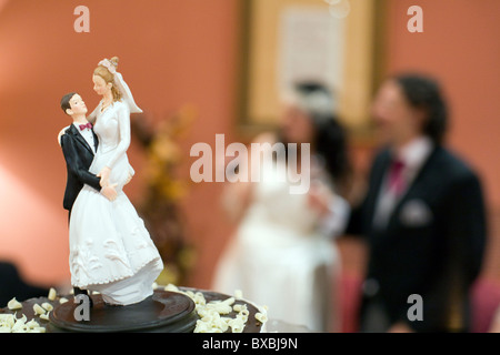 Le figure di una sposa e lo sposo su una torta di nozze Foto Stock