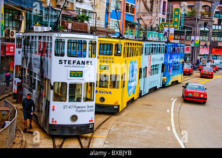 Linea di double decker bus in fila alla fermata bus nel centro cittadino di Hong Kong Cina Foto Stock