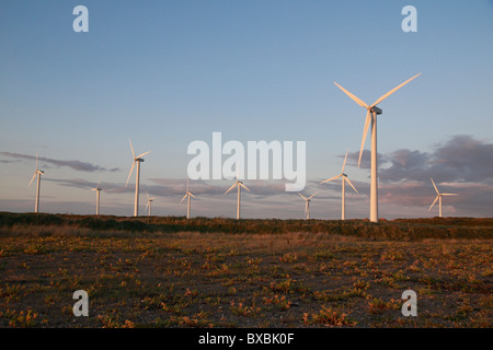 Dieci dei quattordici turbine a Carnsore Point per centrali eoliche, County Wexford, Eire. Foto Stock