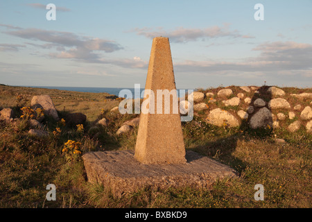 Un concreto punto di rilevazione a Carnsore Point per centrali eoliche, County Wexford, Eire. Foto Stock