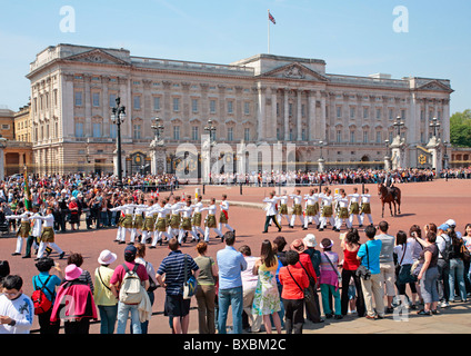Cambio della guardia di fronte a Buckingham Palace a Londra, Reggimento indiano Foto Stock