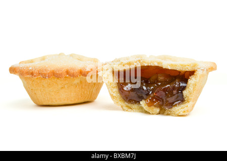 Festive dolci pasticci di carne macinata da basso prospettica isolata su bianco. Foto Stock