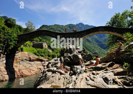 Ponte dei Salti ponte che attraversa il fiume Verzasca a Lavertezzo in Valle Verzasca, Canton Ticino, Svizzera, Europa Foto Stock