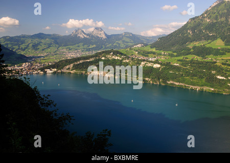 Il lago di Lucerna con Brunnen e due picchi del Mythos montagne, il Cantone di Uri, Svizzera, Europa Foto Stock