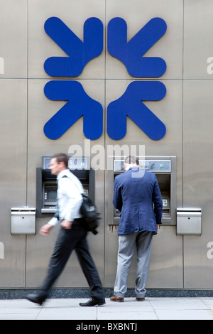 Uomo al bancomat della Royal Bank of Scotland, RBS, in London, England, Regno Unito, Europa Foto Stock