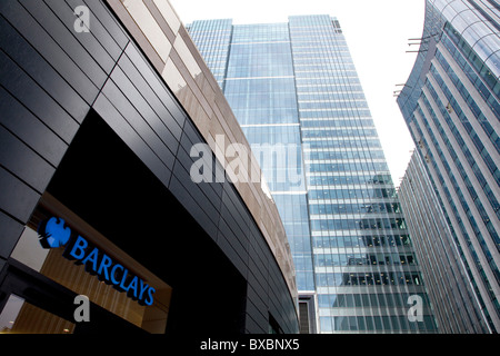 Logo sulla sede della Barclays Bank in Canary Wharf a Londra, Inghilterra, Regno Unito, Europa Foto Stock