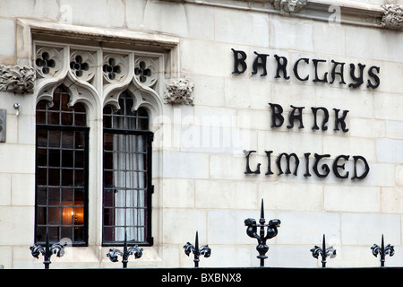Filiale della Barclays Bank in un vecchio edificio in London, England, Regno Unito, Europa Foto Stock