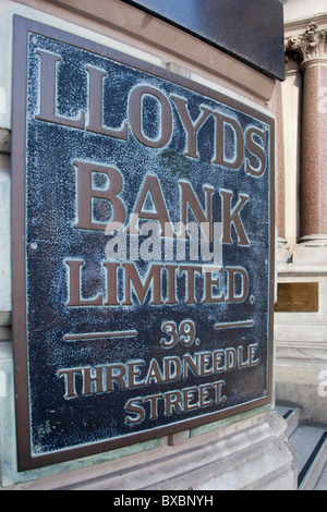 Logo e scritte sulla ex sede della Lloyds TSB Bank su Threadneedle Street a Londra, Inghilterra, Regno Unito Foto Stock