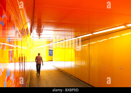 Uomo che cammina attraverso un sottopassaggio in London, England, Regno Unito, Europa Foto Stock