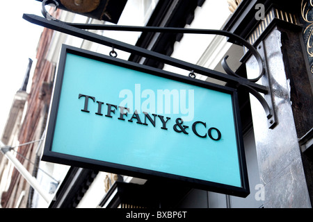 Logo in un negozio di Tiffany in London, England, Regno Unito, Europa Foto Stock