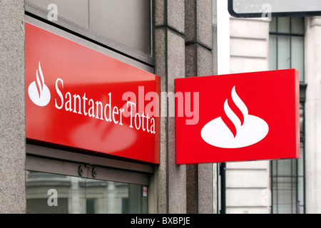 Il logo di Santander Totta Bank in London, England, Regno Unito, Europa Foto Stock