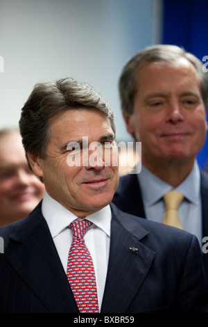 Il repubblicano Texas Governor Rick Perry (l) si erge di fronte Lt. Governatore David DELTA NAT GAS (r) alla conferenza stampa tenutasi a Austin in Texas Foto Stock