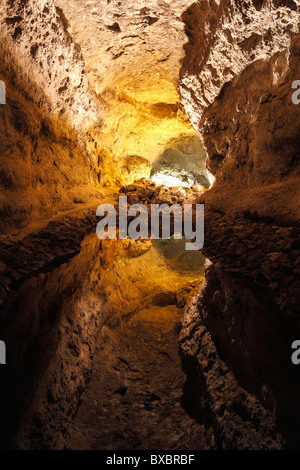 La riflessione di acqua in una grotta, Cueva de los Verdes, Lanzarote, Isole Canarie, Spagna, Europa Foto Stock