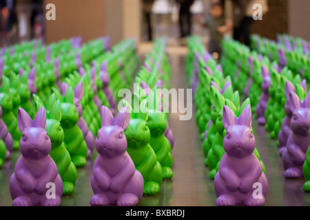 Moltitudine di plastica conigli pasquali in righe, Poznan, Polonia Foto Stock