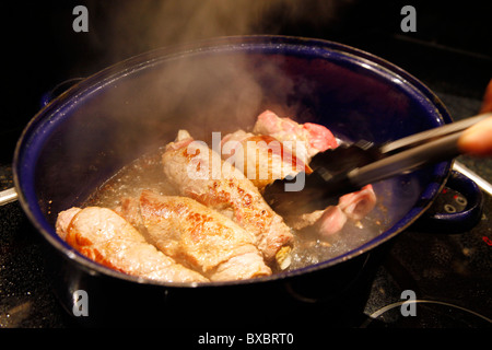 Involtini di carne di manzo, fritte in un piatto di tostatura. Foto Stock