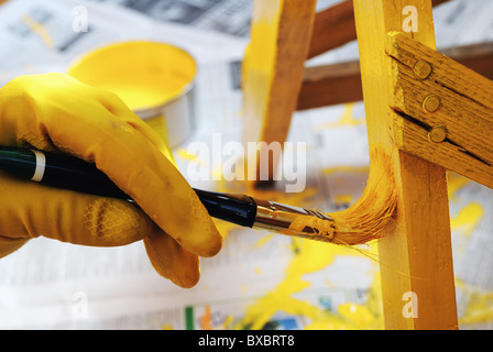 Pittura con una spazzola di vernice Foto Stock