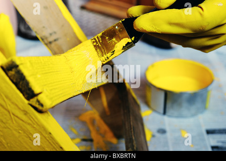 Pittura con una spazzola di vernice Foto Stock