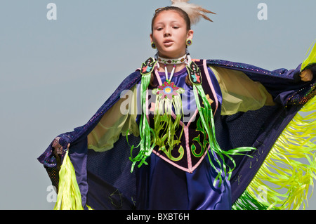 La ragazza di fantasia o scialle ballerino, Pow-wow, Blackfoot attraversando il parco storico, Alberta, Canada Foto Stock