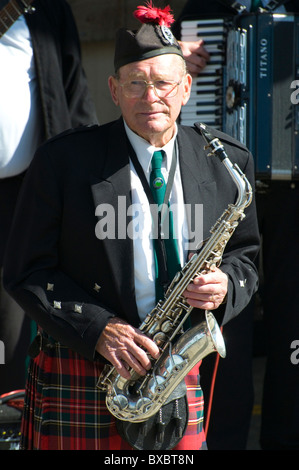 Il sassofonista di eseguire con un altopiano pipe band, Dunedin, Nuova Zelanda Foto Stock