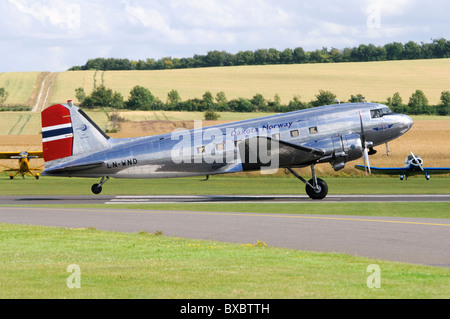 Douglas C-53D Skytrooper ( CC-3A Dakota ) prendendo il largo a Duxford Airfield Foto Stock