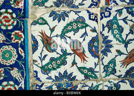 Piastrelle nel cortile del Eyüp Sultan Camii, İstanbul, Turchia 100914 0135 Foto Stock