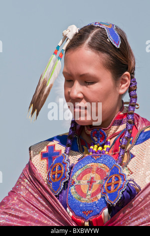 Ritratto, donna di fantasia o scialle ballerino, Pow-wow, Blackfoot attraversando il parco storico, Alberta, Canada Foto Stock