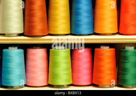 Gruppo multicolore di fili di cucitura sul ripiano Foto Stock