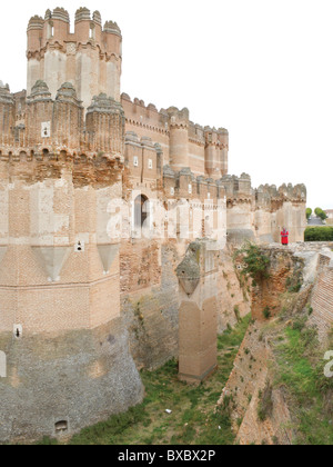 Gothic 'Mudejar' rosso-brich castello, Coca, Spagna. Foto Stock